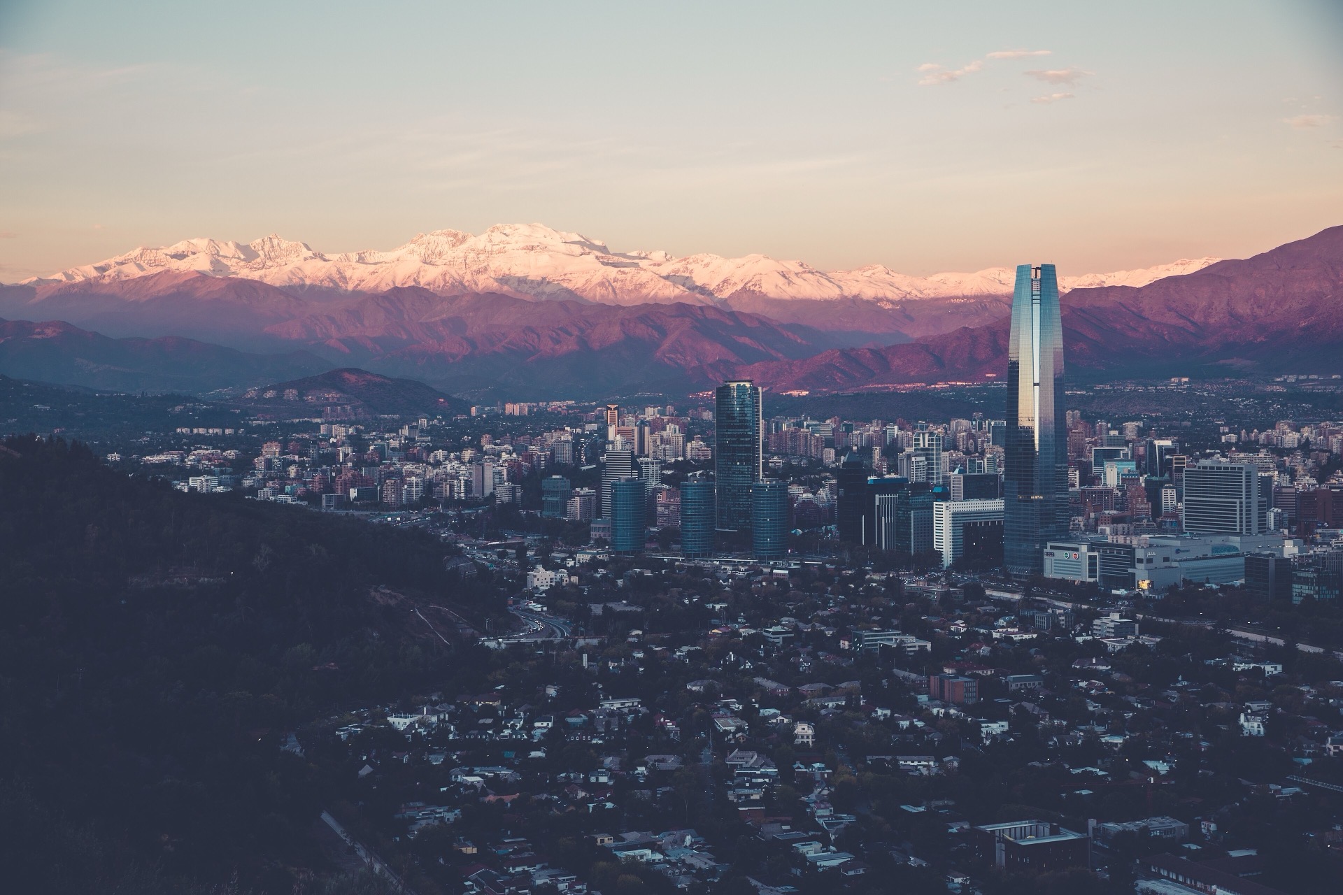 Skyline de Santiago de Chile con la cordillera de los Andes